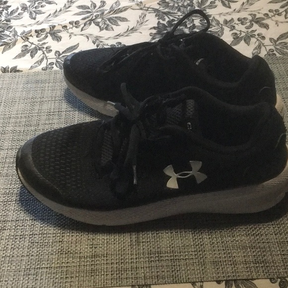Boy’s under amour black running shoes - Picture 2 of 3